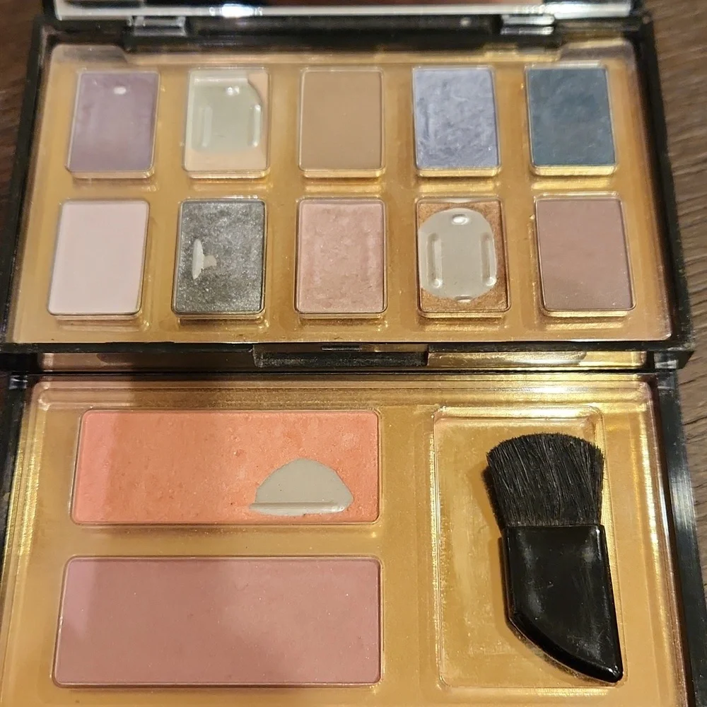 Bundle of Eye Shadows and Blush Pallets